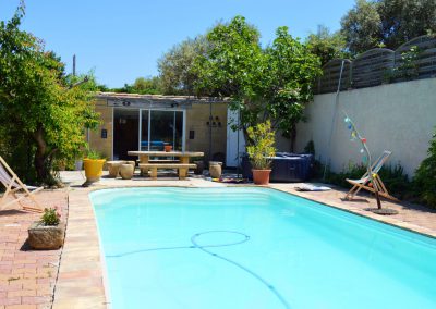 Piscine et cuisine jardin - Gîte Tamaris